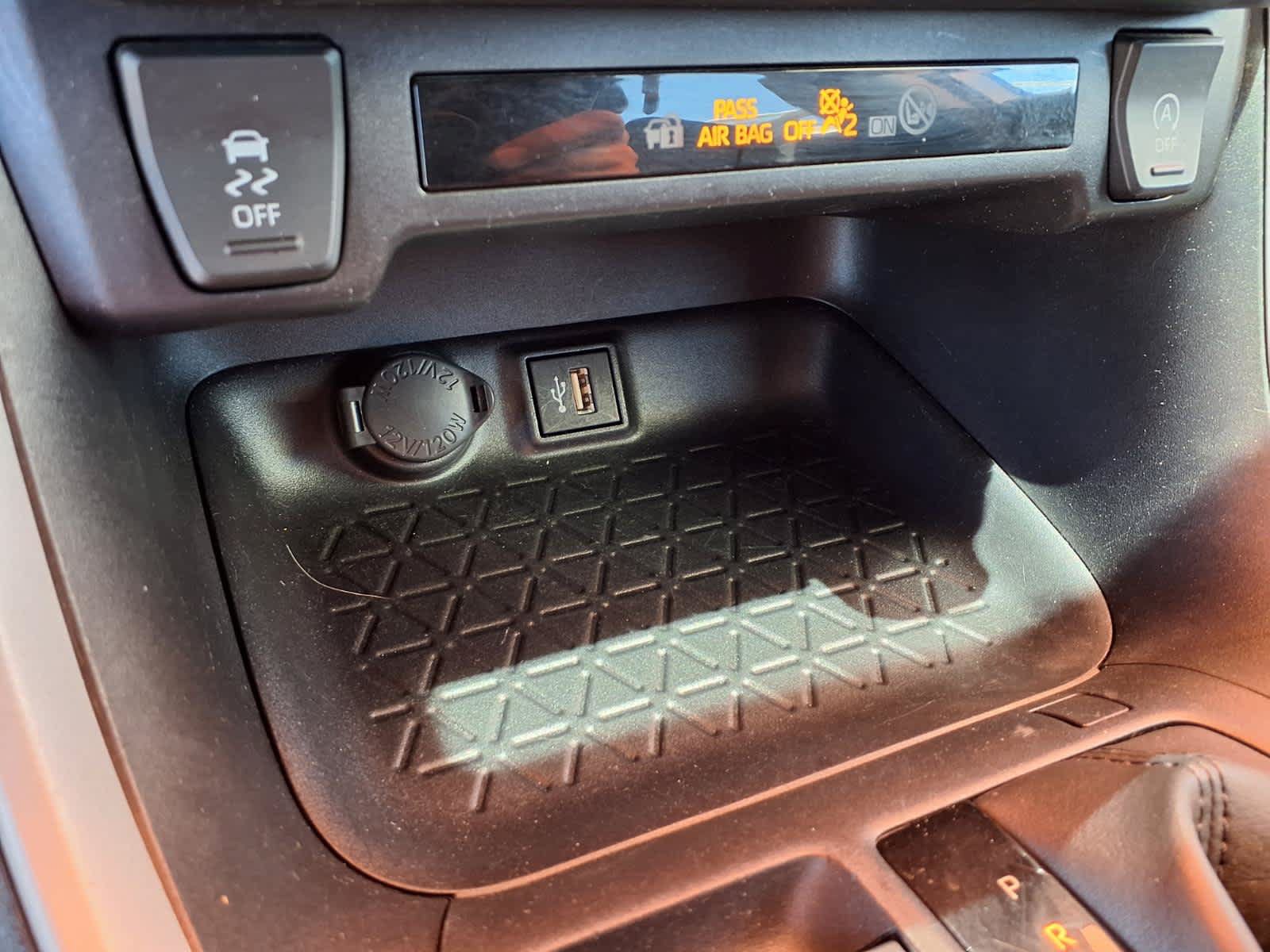 Used 2025 Toyota RAV4 XLE FWD image 24