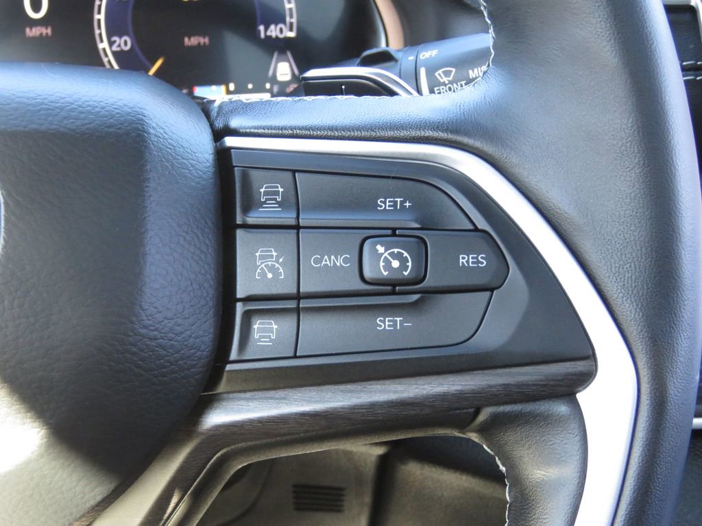 Used 2022 Jeep Grand Cherokee L Limited AWD/4WD image 25