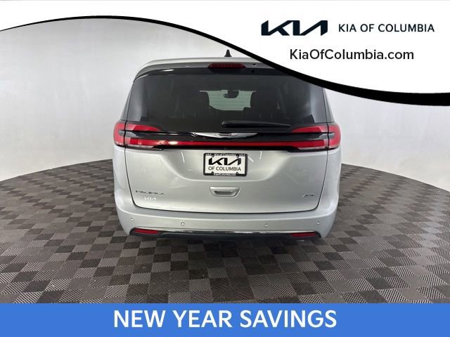 Used 2023 Chrysler Pacifica Touring-L image 6