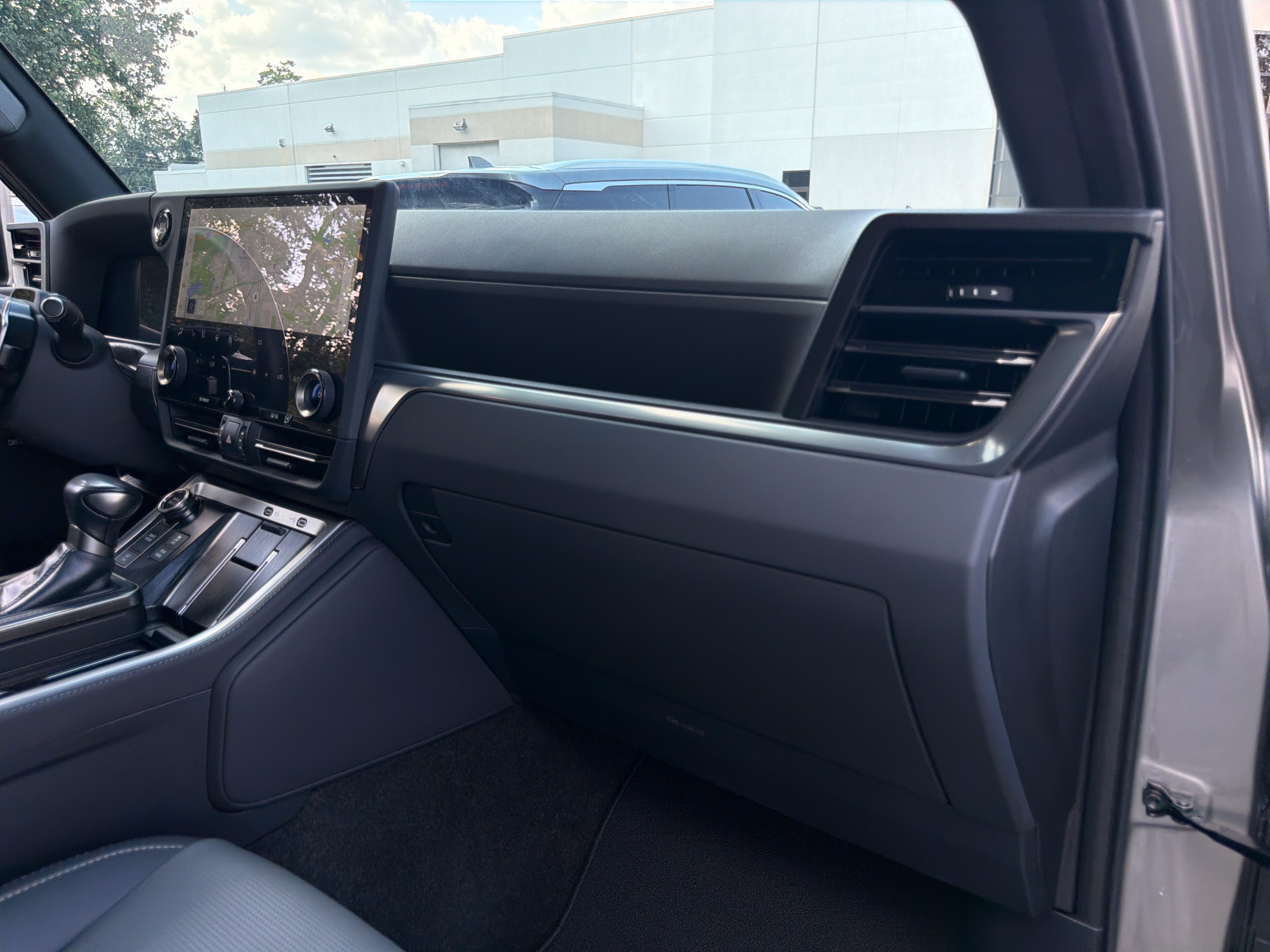Used 2024 Lexus GX 550 w/ Accessory Package (31) AWD/4WD image 38