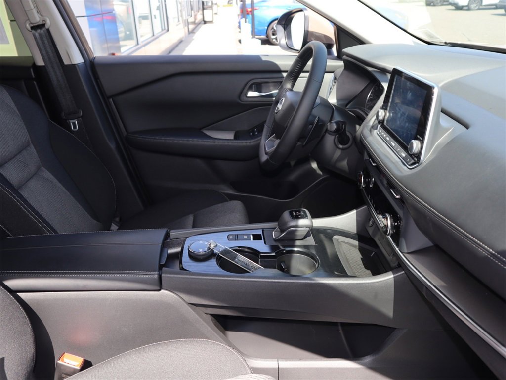 Certified 2025 Nissan Rogue SV image 24