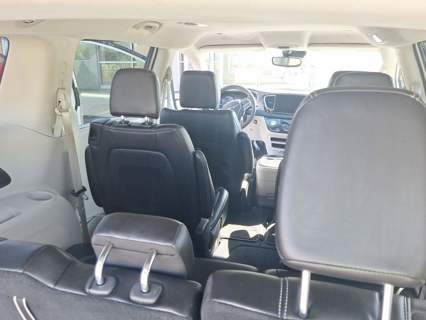 Used 2023 Chrysler Pacifica Touring-L FWD image 15