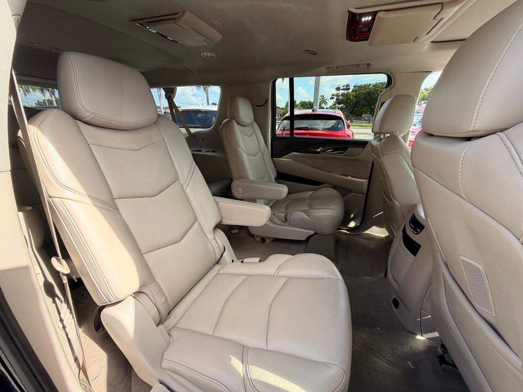 Used 2020 Cadillac Escalade ESV Luxury w/ Escalade Sport Edition AWD/4WD image 25