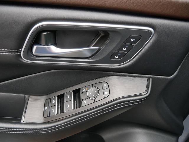 Certified 2023 Nissan Rogue Platinum w/ Platinum Premium Package AWD/4WD image 16