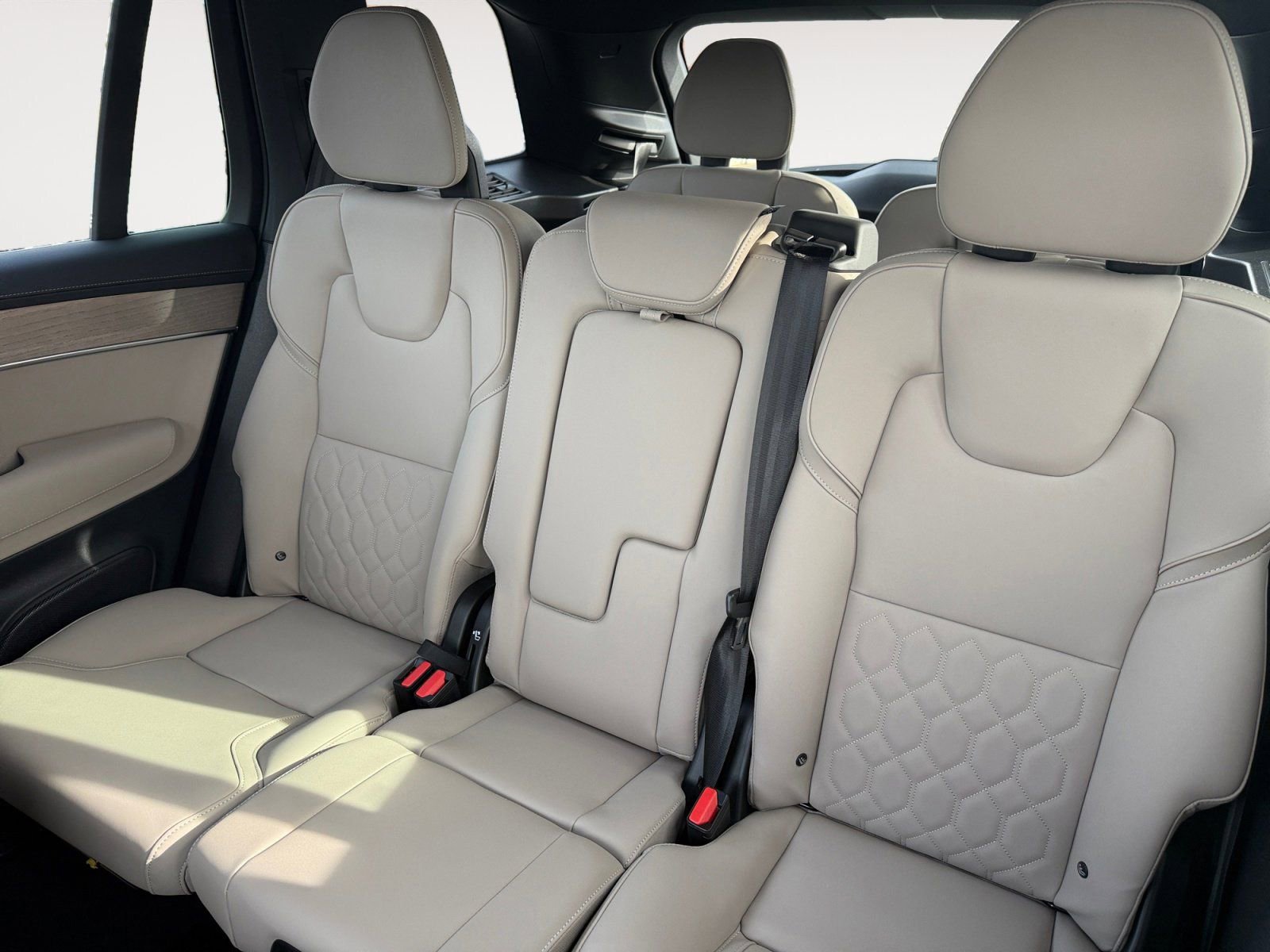New 2026 Volvo XC90 B6 Plus w/ Protection Package Premier AWD/4WD image 13