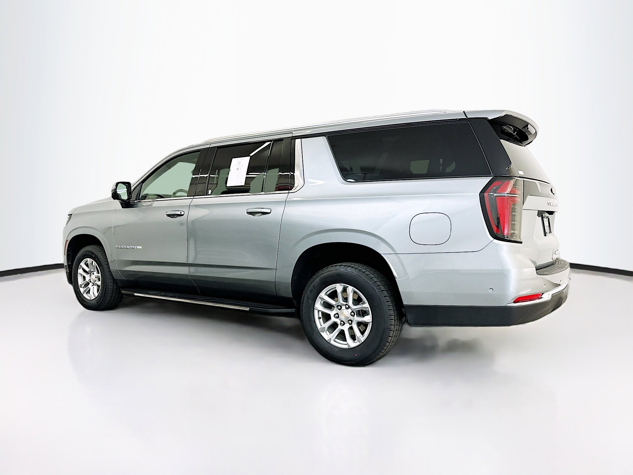 Used 2025 Chevrolet Suburban LT image 5