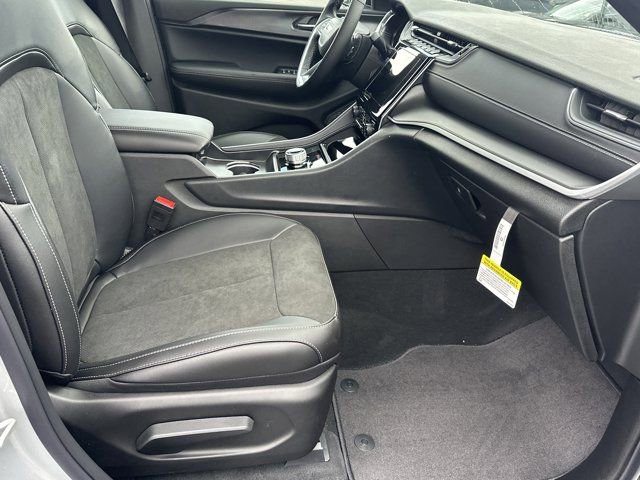 New 2025 Jeep Grand Cherokee Altitude image 15