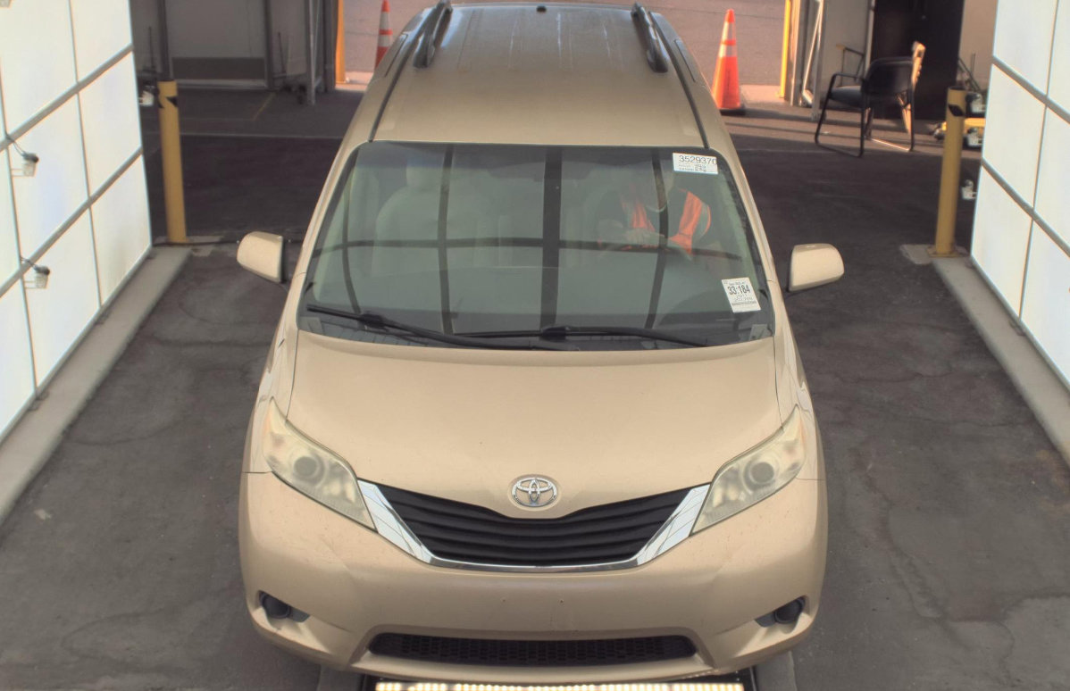 Used 2011 Toyota Sienna LE image 2