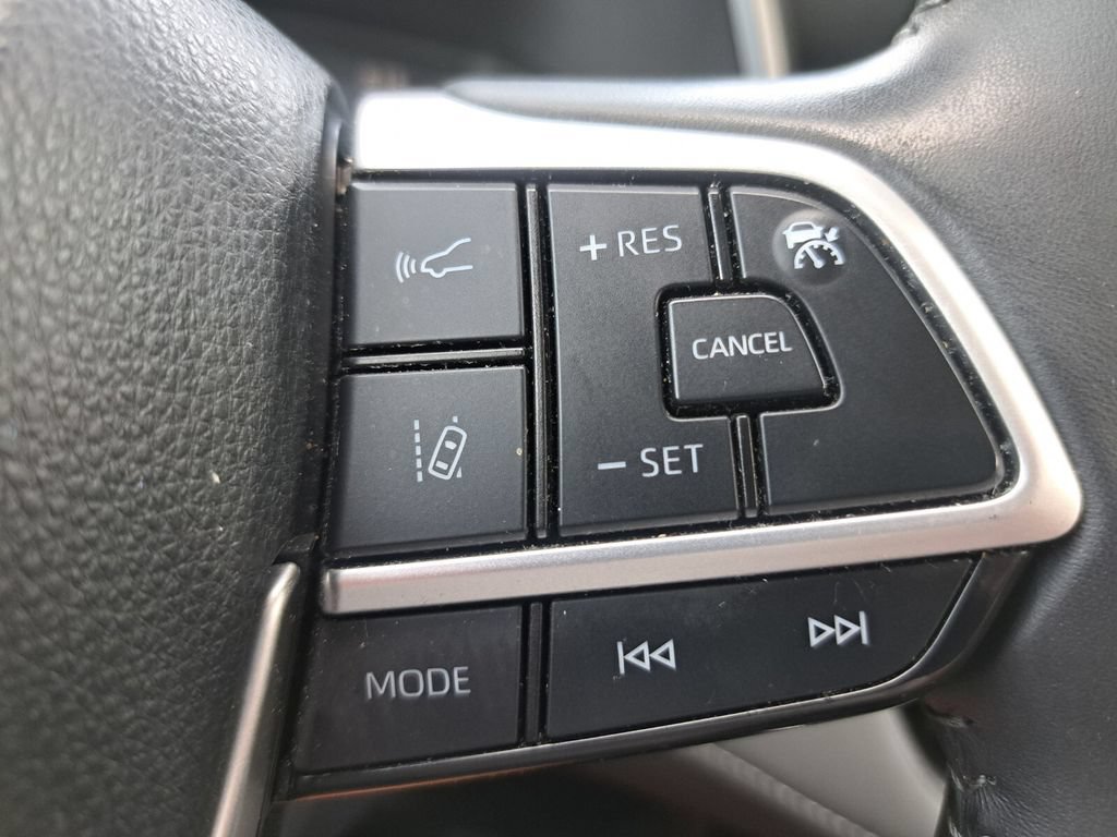 Used 2024 Toyota Highlander XLE FWD image 13