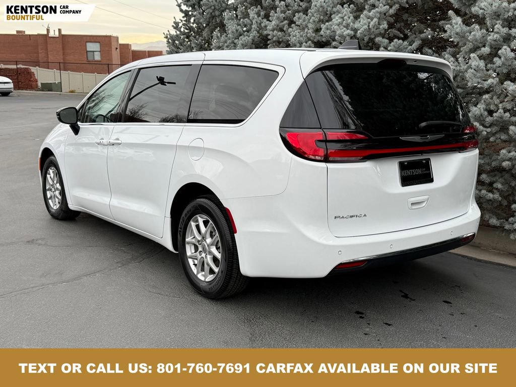 Used 2024 Chrysler Pacifica Touring-L image 6
