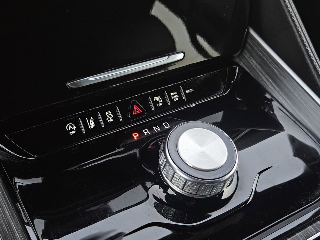 Used 2024 Jeep Wagoneer Series II w/ Flexible Seating Group image 22