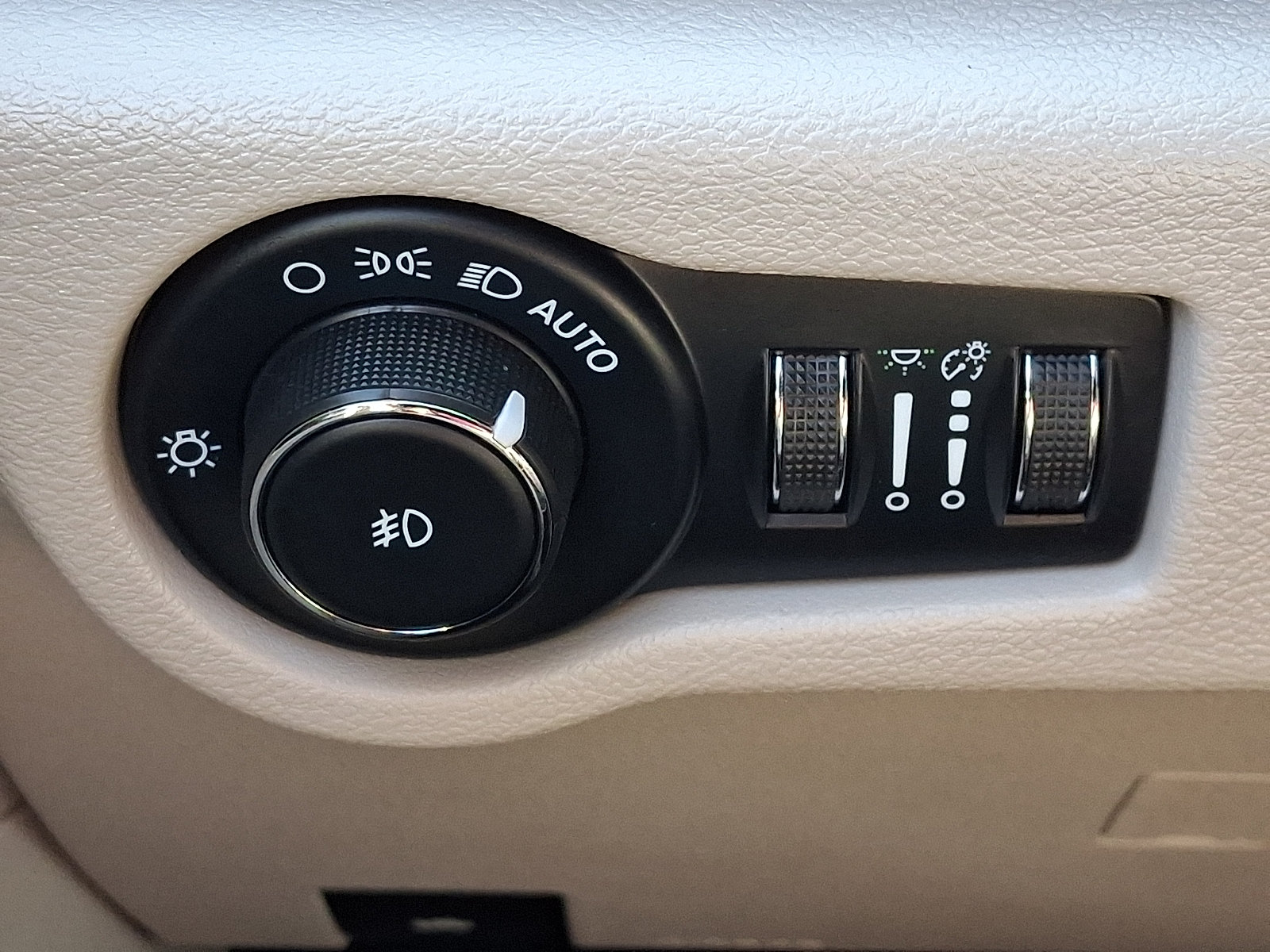 Used 2023 Chrysler Pacifica Limited w/ Uconnect Theater Family Group FWD image 27
