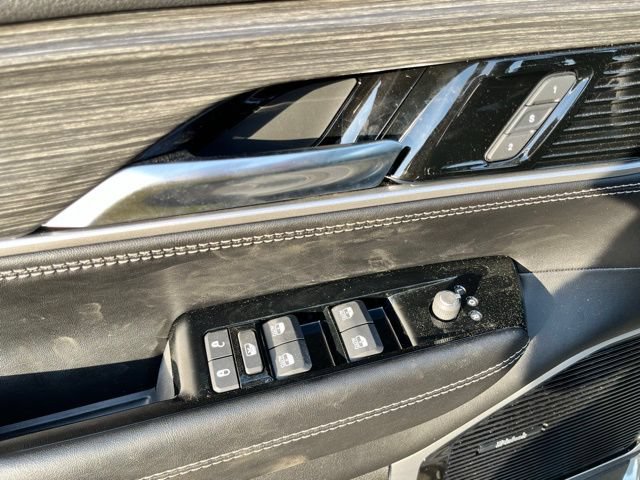 Used 2023 Jeep Wagoneer Series III w/ Premium Group I AWD/4WD image 20