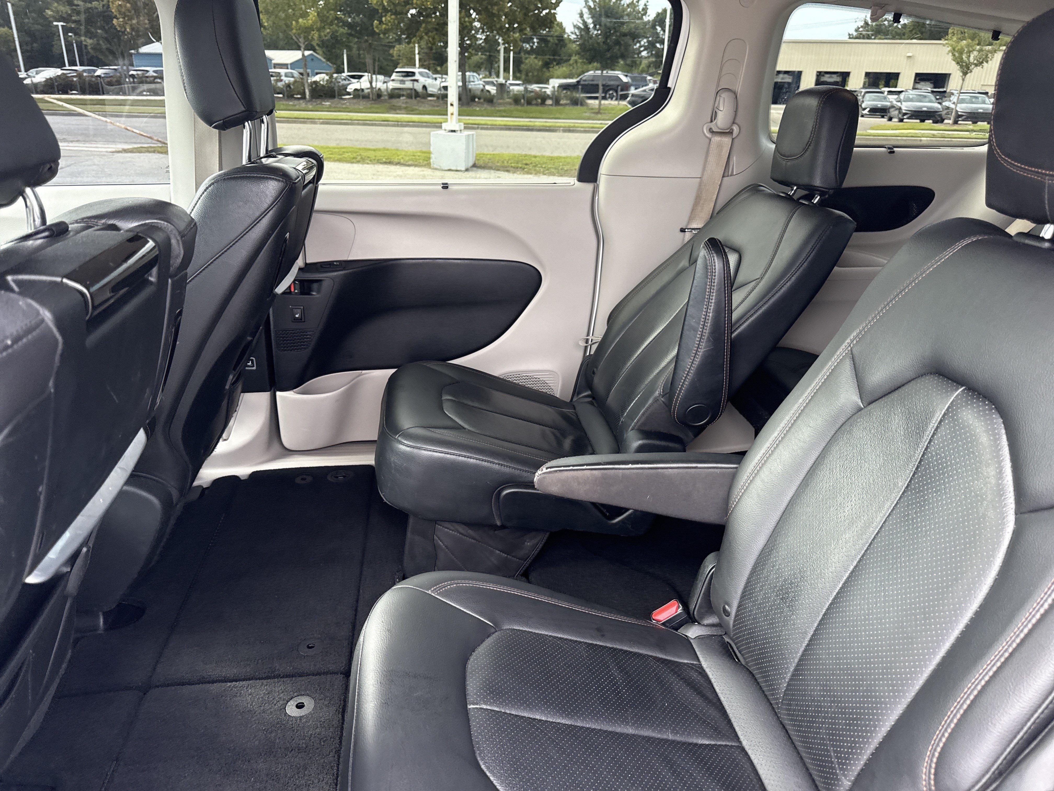 Used 2020 Chrysler Pacifica Touring-L Plus w/ Tire & Wheel Group FWD image 30