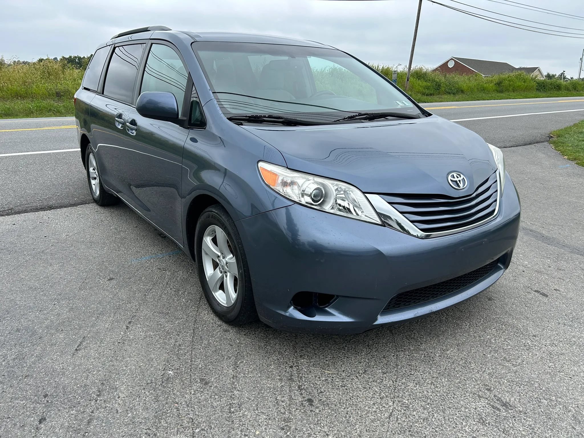 Used 2017 Toyota Sienna LE FWD image 3