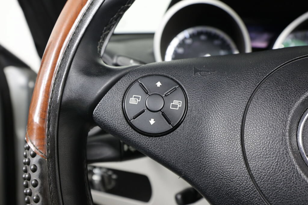 Used 2010 Mercedes-Benz SLK 350 image 23