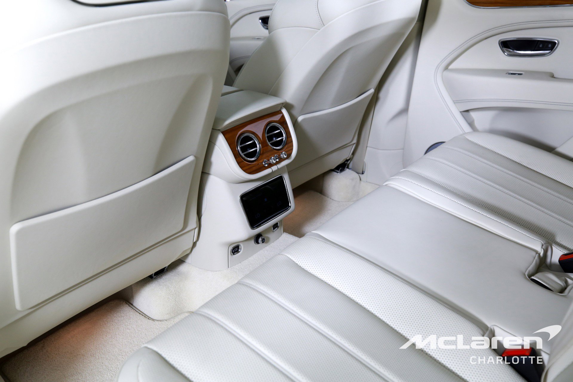 Used 2023 Bentley Bentayga Plug-In Hybrid image 18