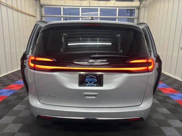 Used 2024 Chrysler Pacifica Touring-L image 11