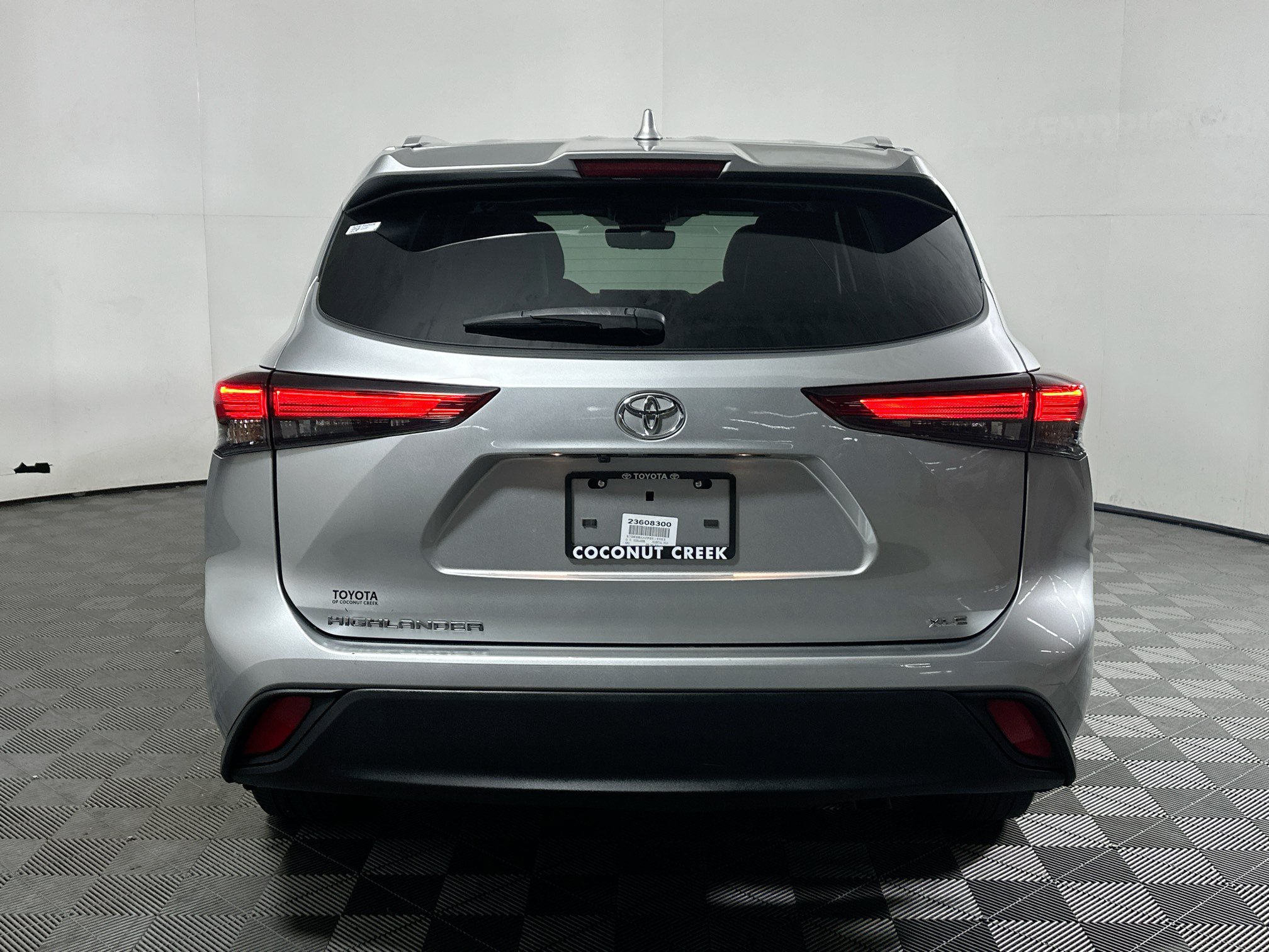 Used 2023 Toyota Highlander XLE FWD image 4
