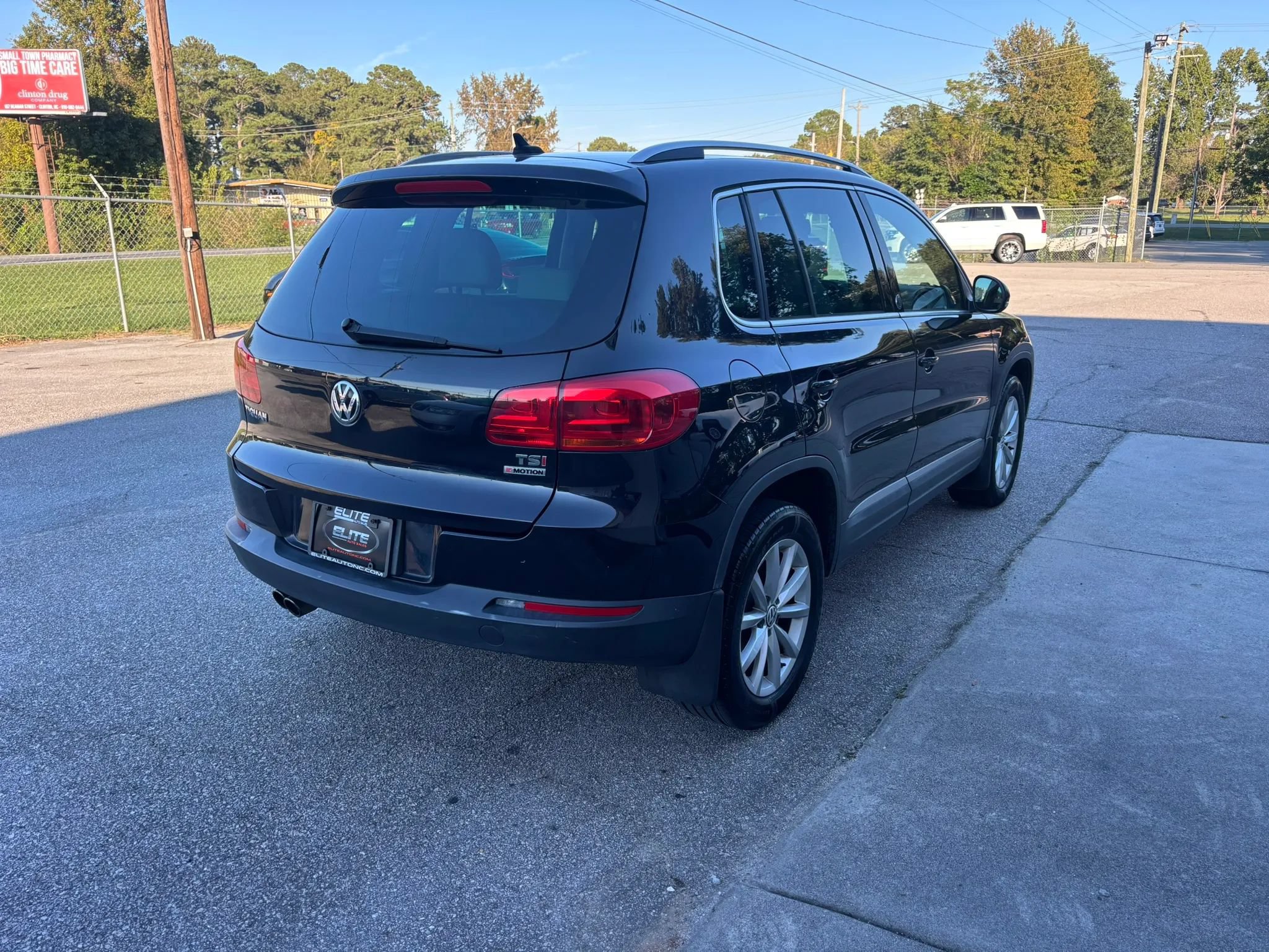 Used 2017 Volkswagen Tiguan Wolfsburg Edition AWD/4WD image 6