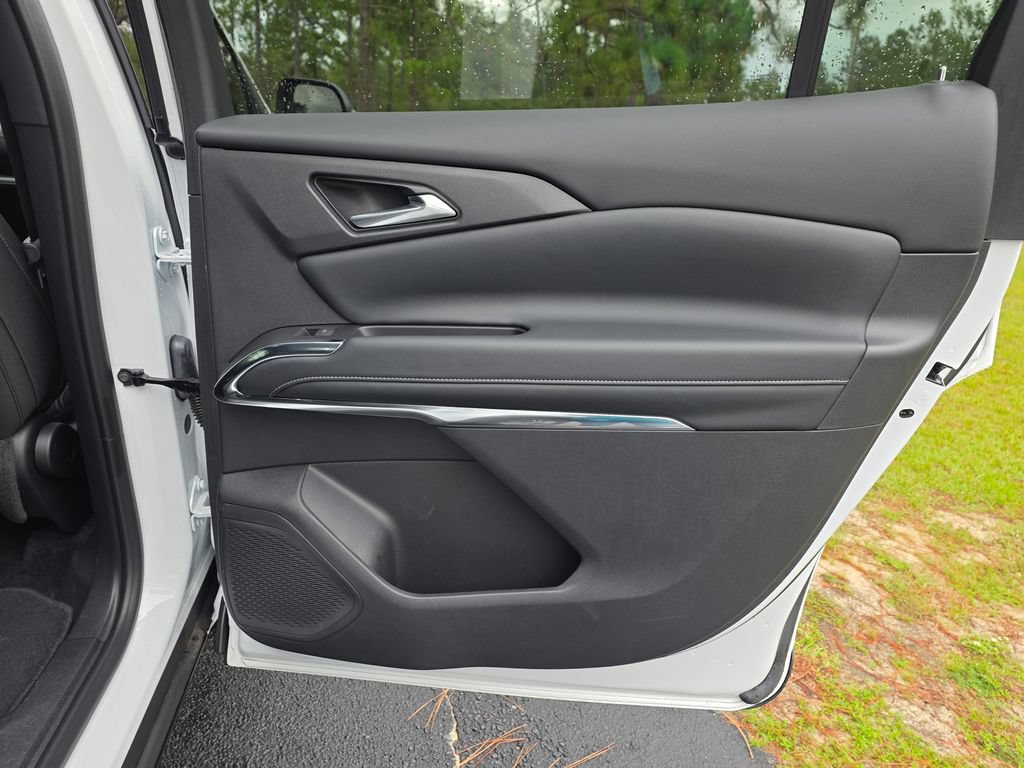 Used 2025 Chevrolet Traverse LT FWD image 23