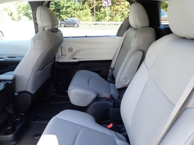 Certified 2025 Toyota Sienna XLE image 17