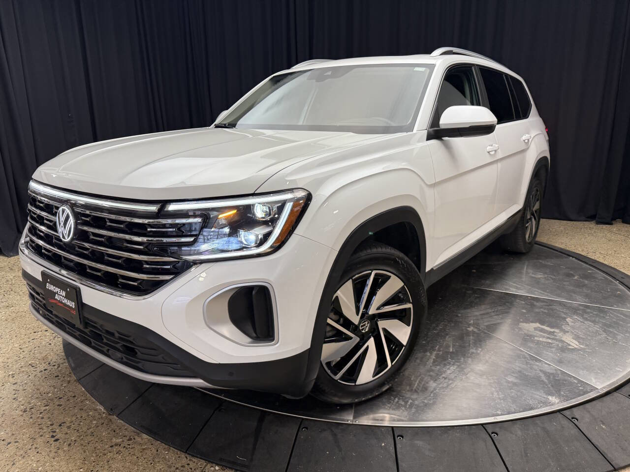 Used 2024 Volkswagen Atlas SEL AWD/4WD image 2