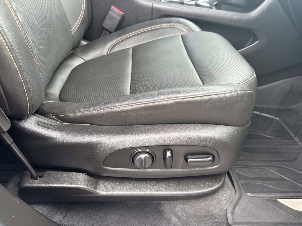 Used 2021 Chevrolet Traverse Premier w/ Redline Edition FWD image 13