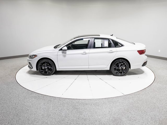 Used 2025 Volkswagen Jetta SE w/ Black Wheel Package image 30