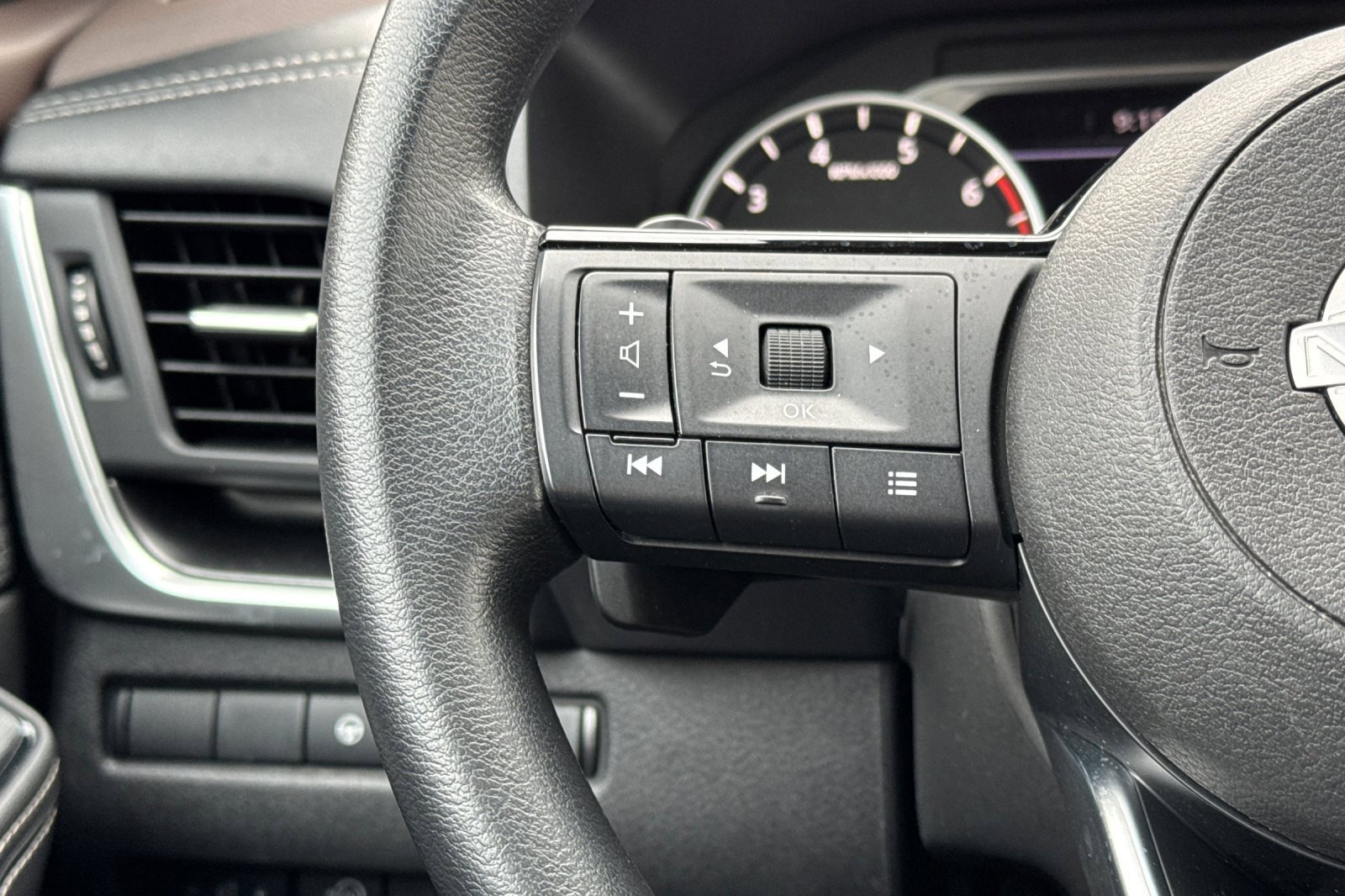 Certified 2023 Nissan Rogue SV image 27