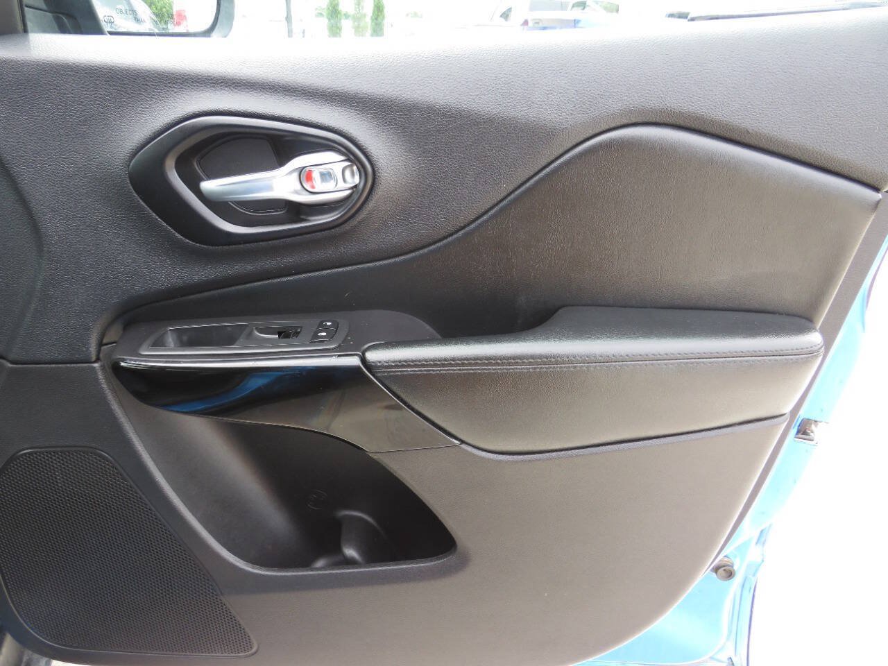 Used 2020 Jeep Cherokee Latitude Plus FWD image 22