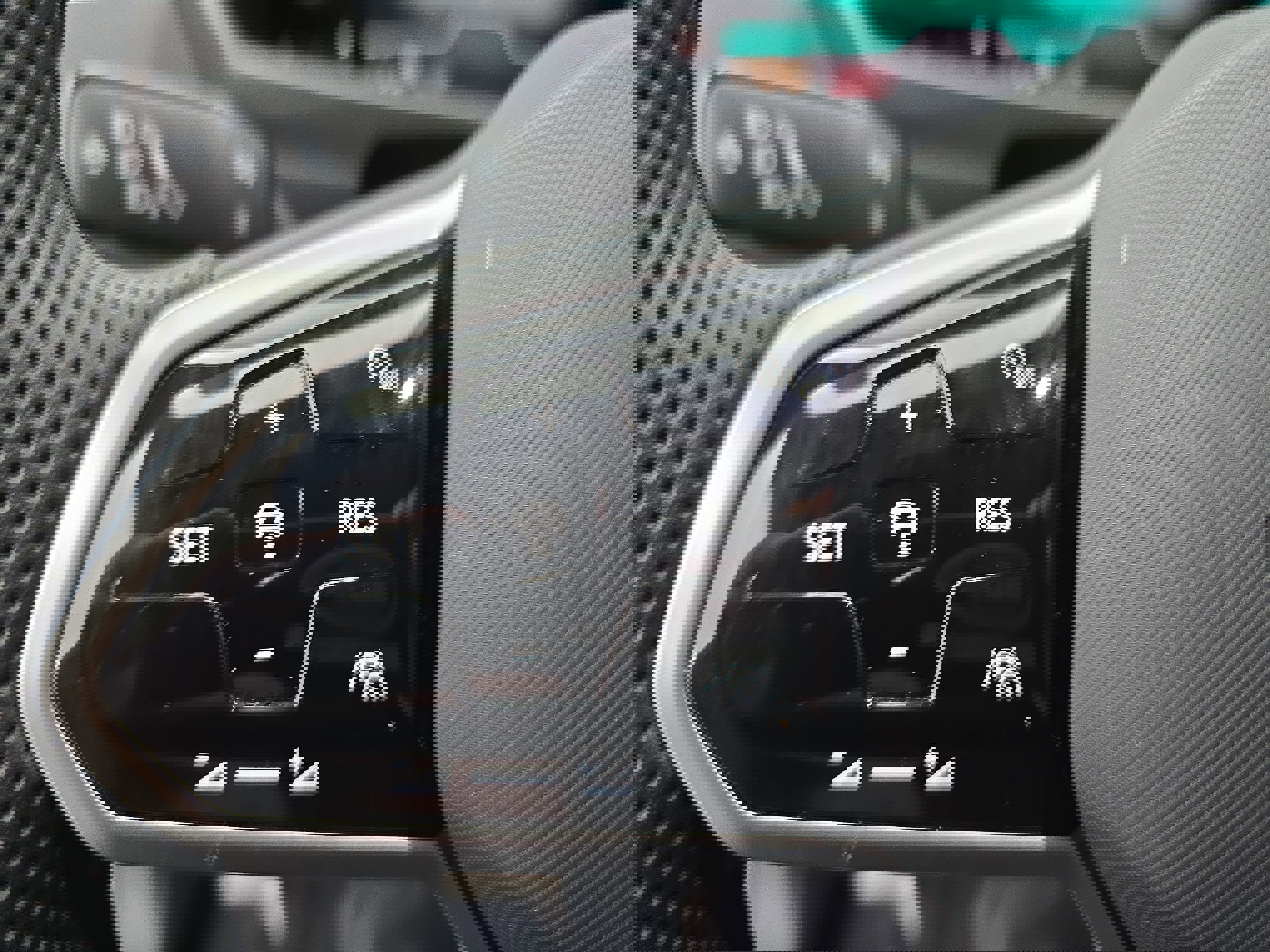 Used 2022 Volkswagen Tiguan SE R-Line image 17