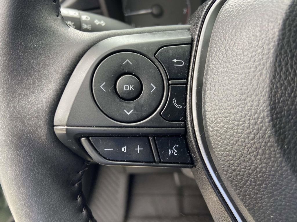 Used 2025 Toyota Corolla Cross LE image 32