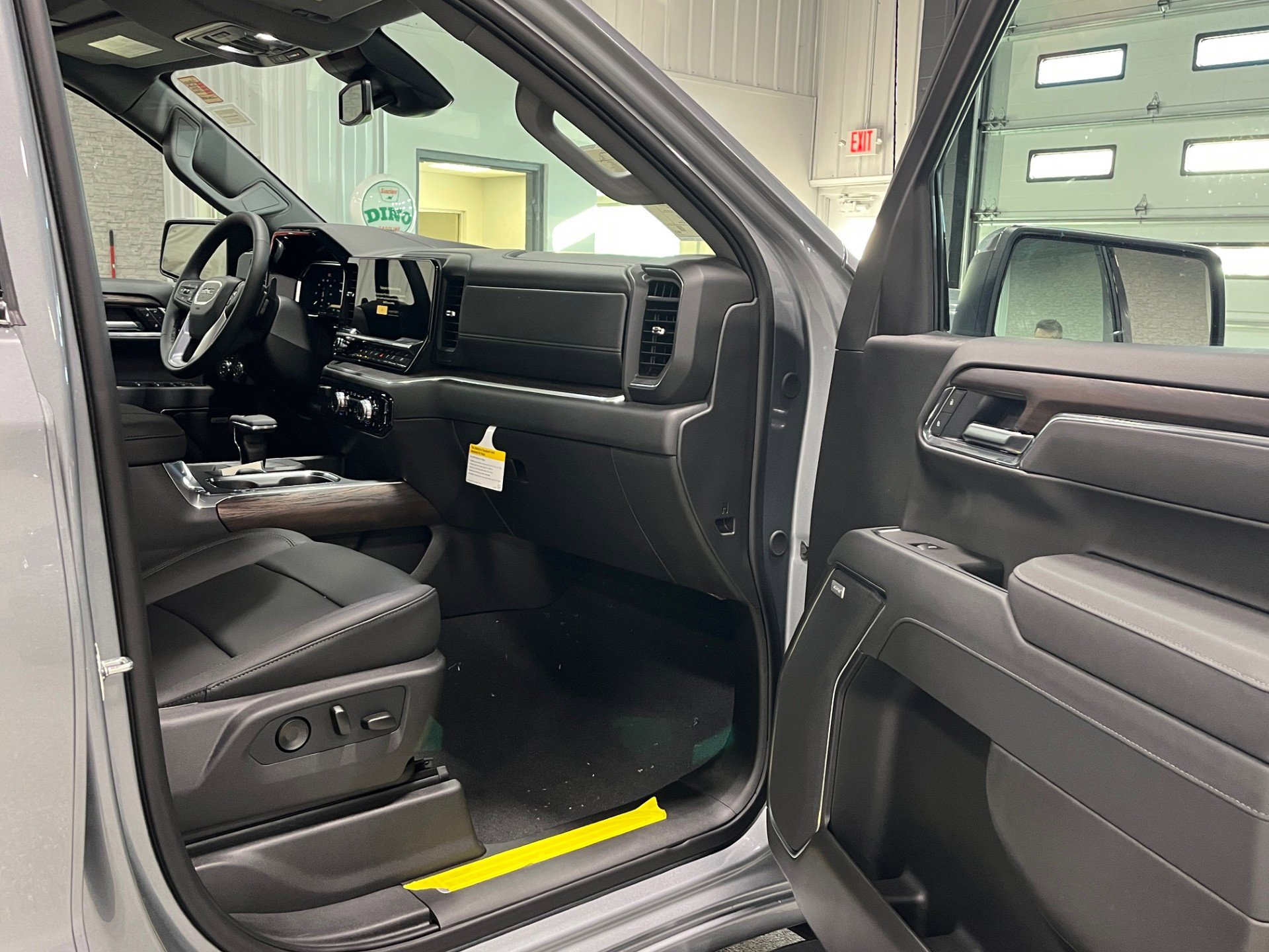 New 2026 GMC Sierra 1500 SLT w/ SLT Premium Plus Package AWD/4WD image 8