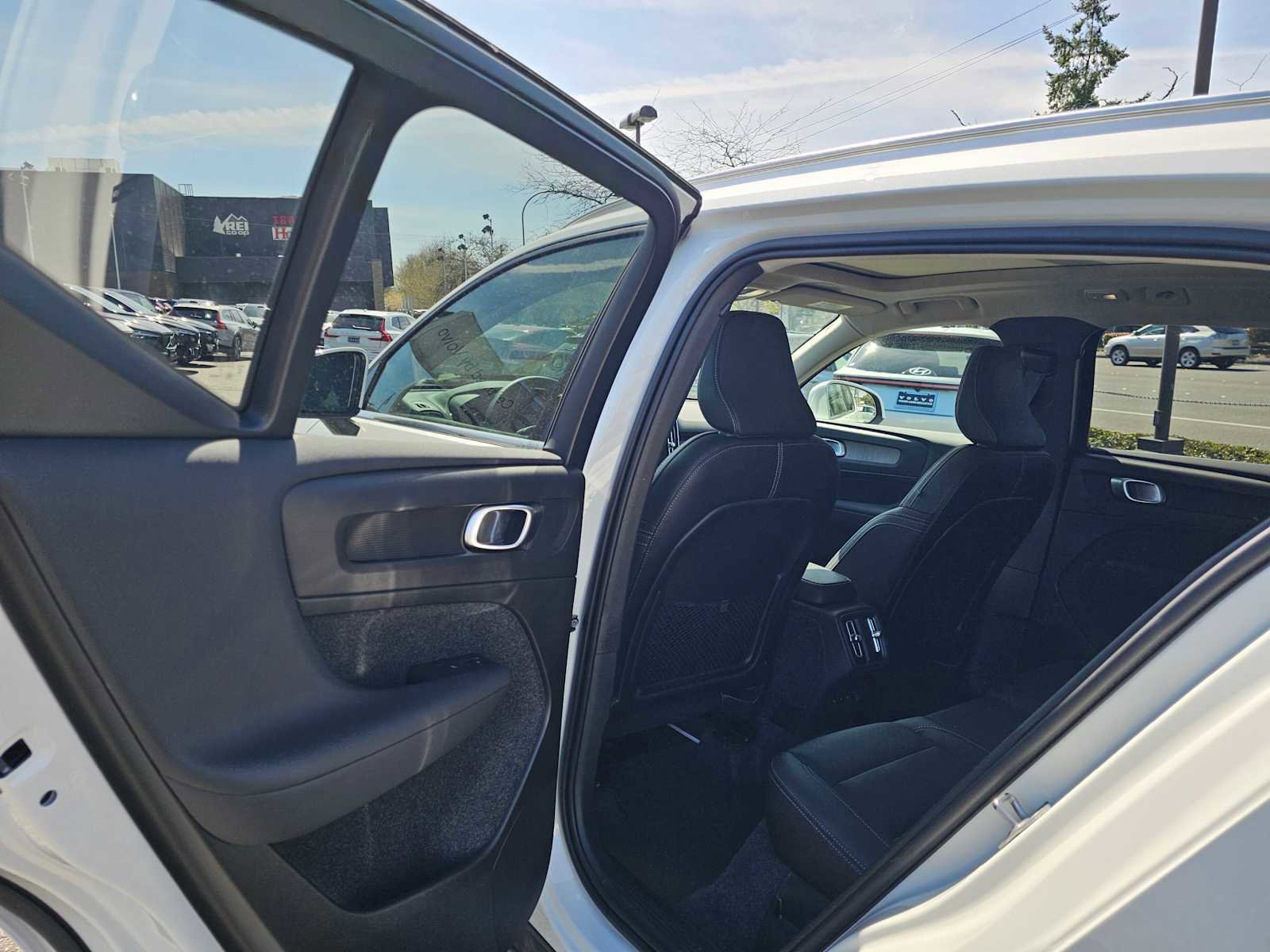 Used 2025 Volvo XC40 B5 Core w/ Protection Package Premier AWD/4WD image 16