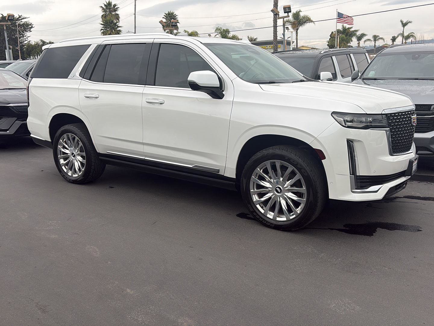 Used 2023 Cadillac Escalade Premium Luxury w/ Performance Package AWD/4WD image 2