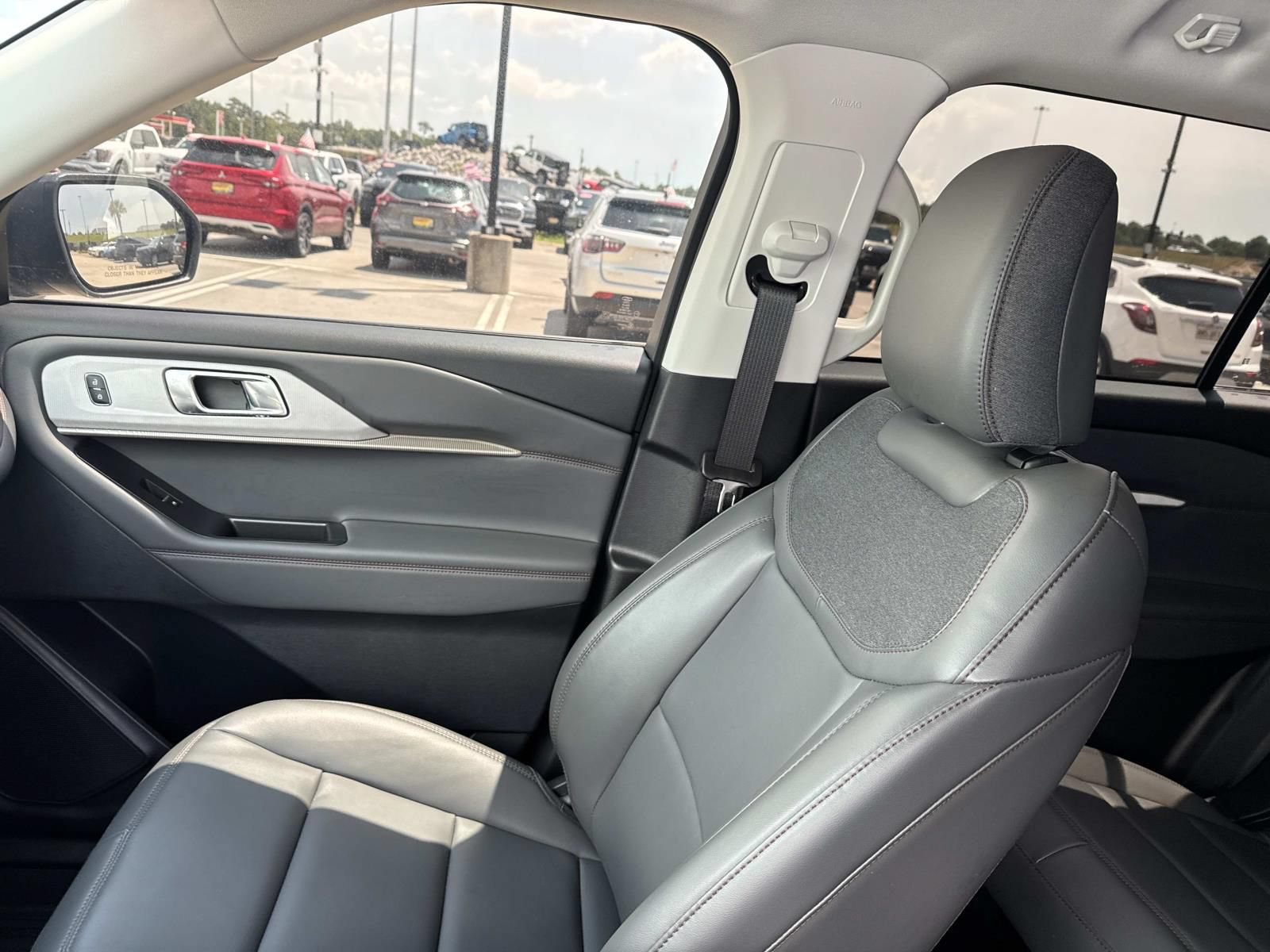 Used 2025 Ford Explorer Active w/ Active Comfort Package RWD image 15