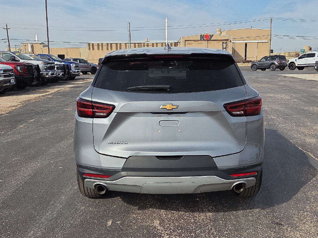 Used 2025 Chevrolet Blazer LT FWD image 4