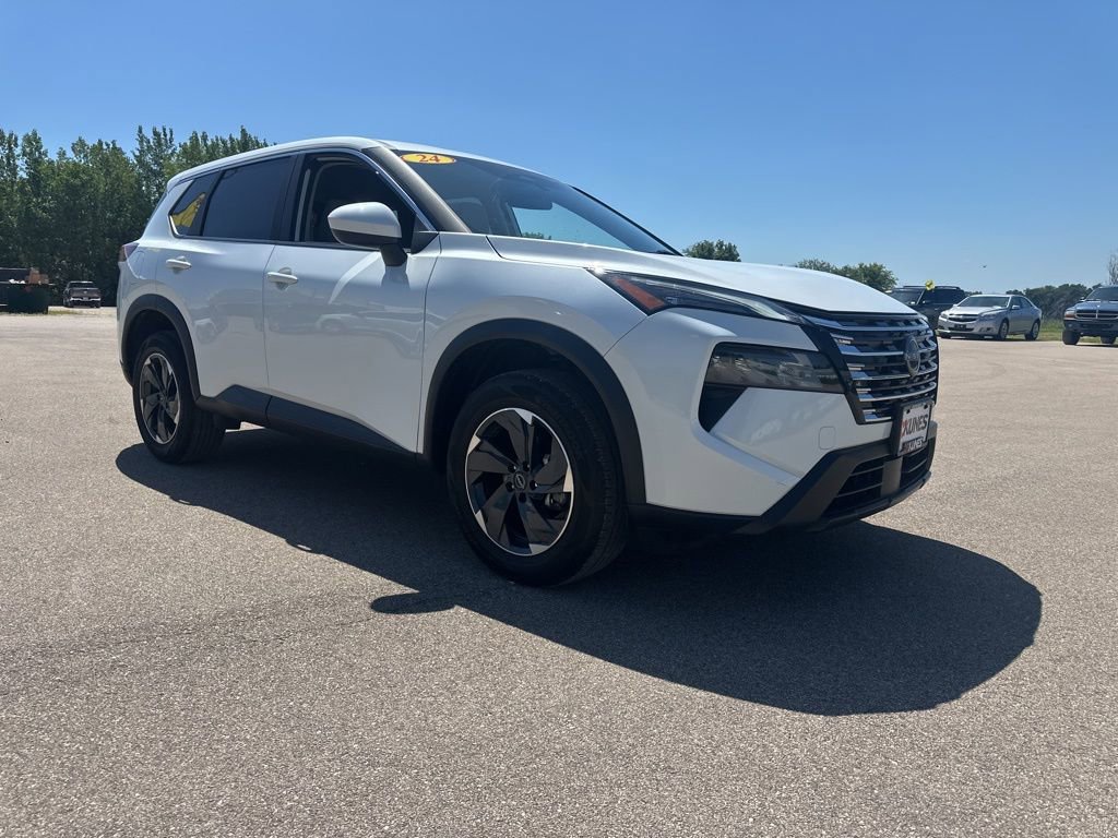 Used 2024 Nissan Rogue SV image 2