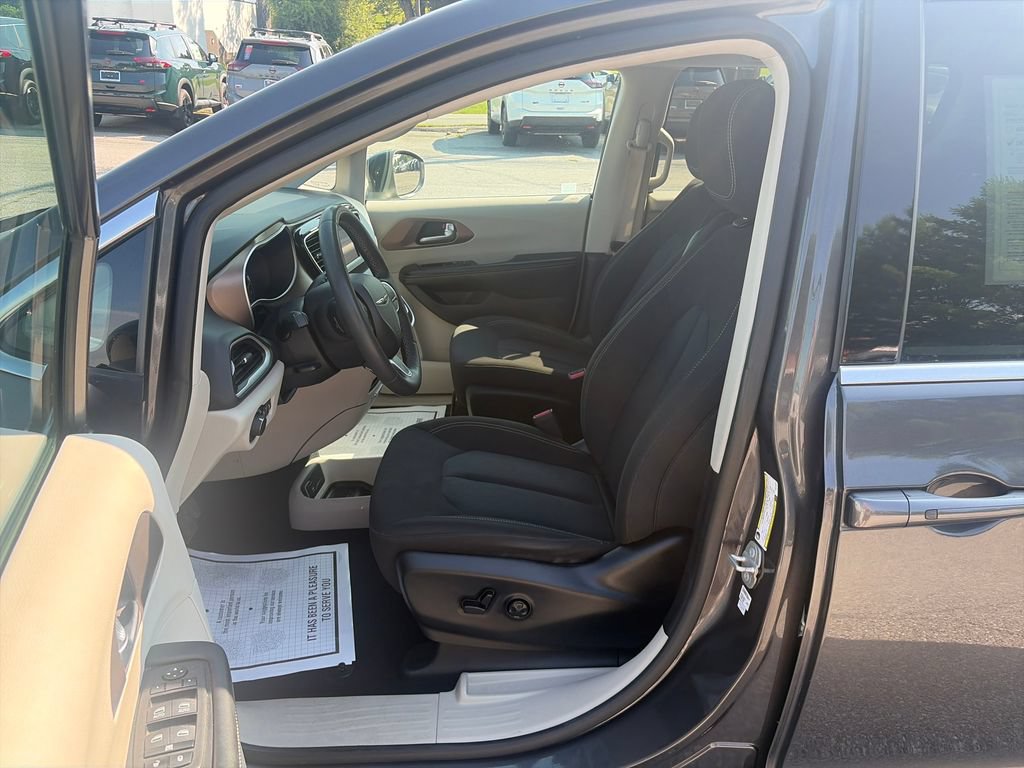 Used 2023 Chrysler Voyager LX FWD image 10