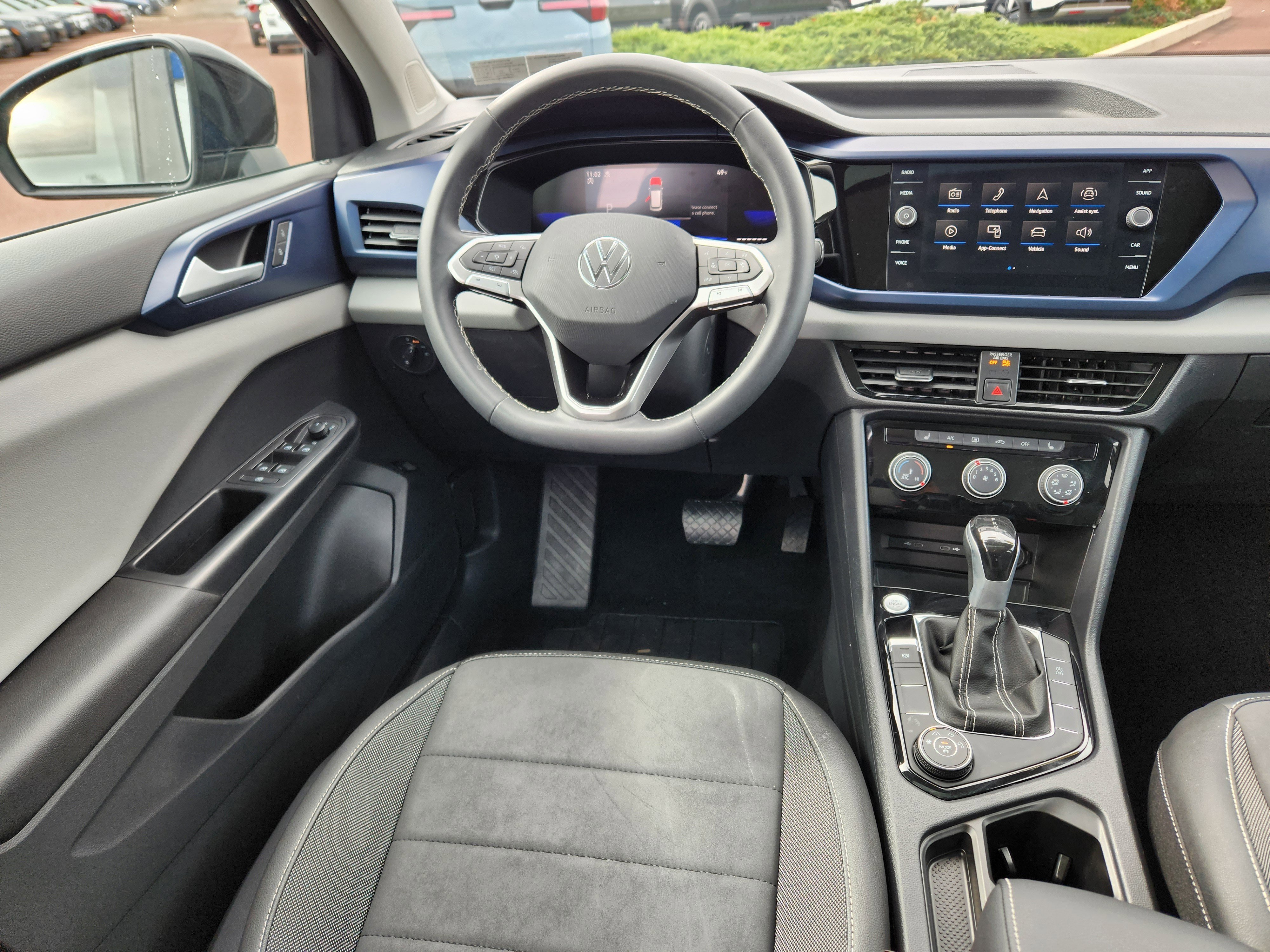 Used 2023 Volkswagen Taos SE w/ Panoramic Sunroof Package image 13