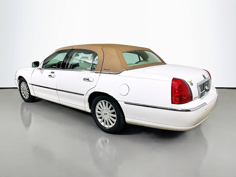 Used 2004 Lincoln Town Car Signature RWD image 5