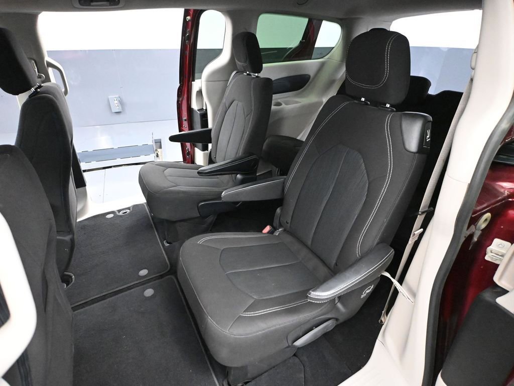 Used 2021 Chrysler Voyager LX image 35