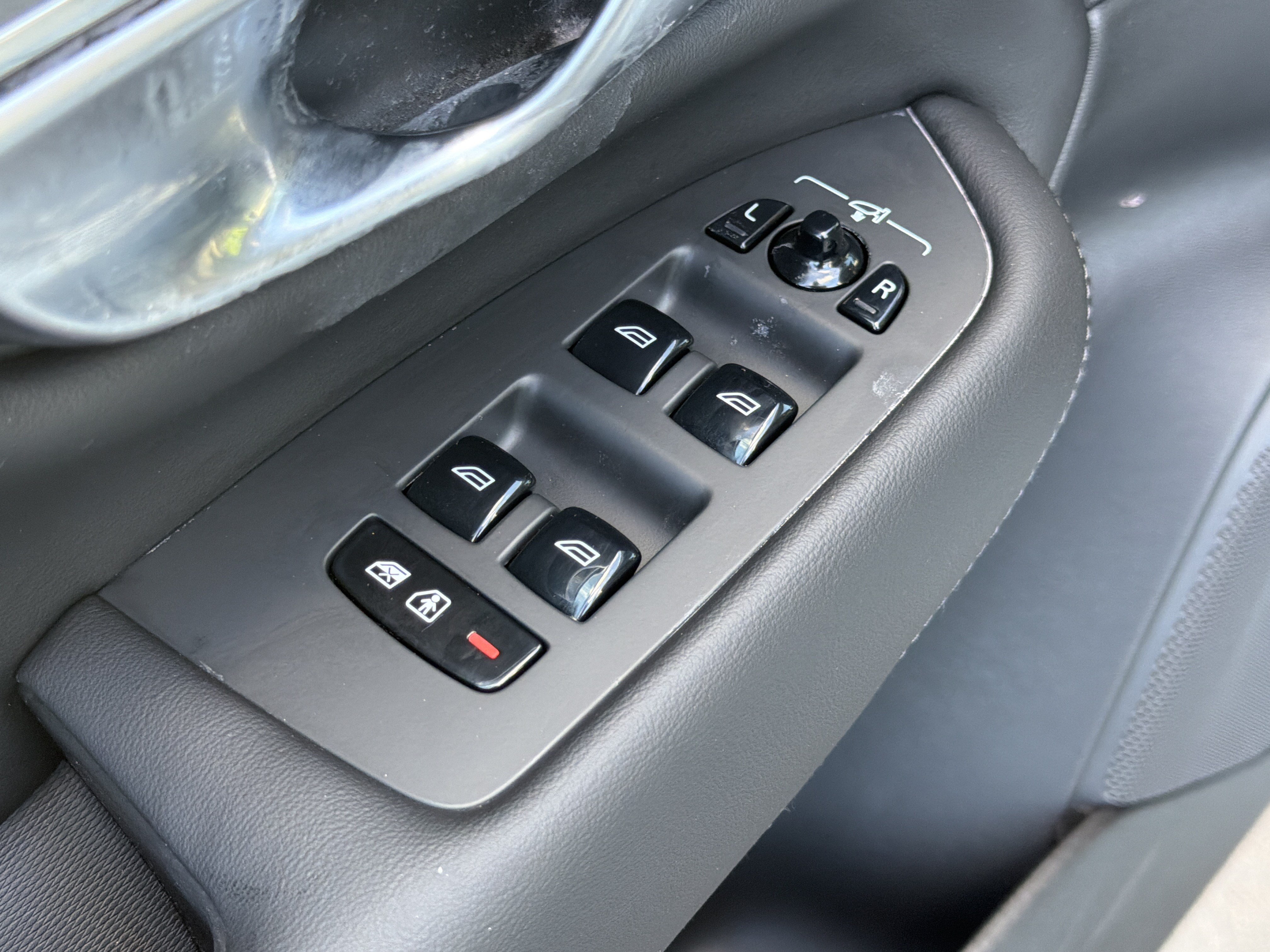 Certified 2025 Volvo XC90 B5 Core AWD/4WD image 15