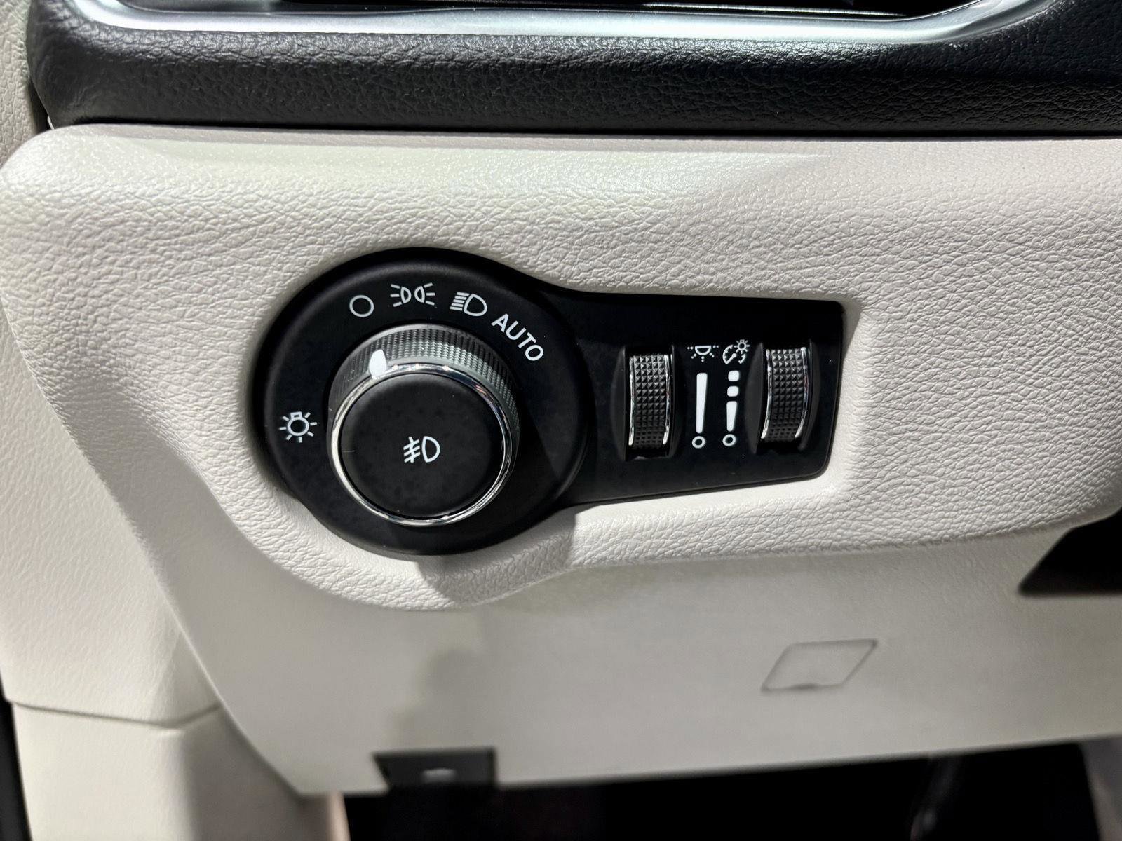 Used 2022 Chrysler Pacifica Limited image 36