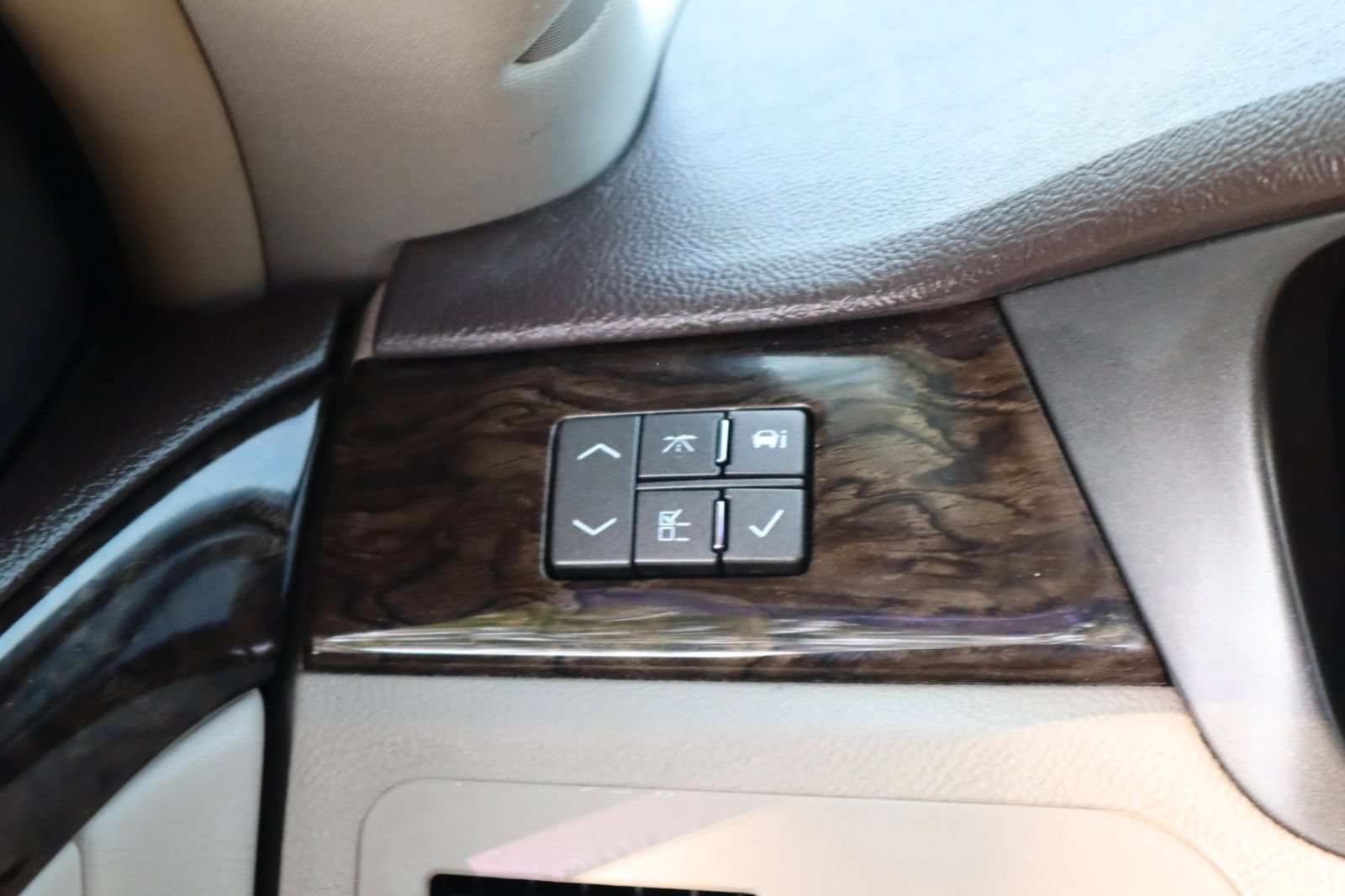 Used 2011 Cadillac DTS Luxury FWD image 26
