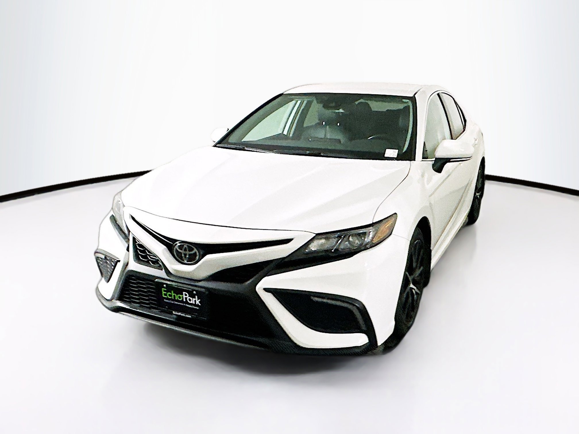 Used 2023 Toyota Camry SE image 3