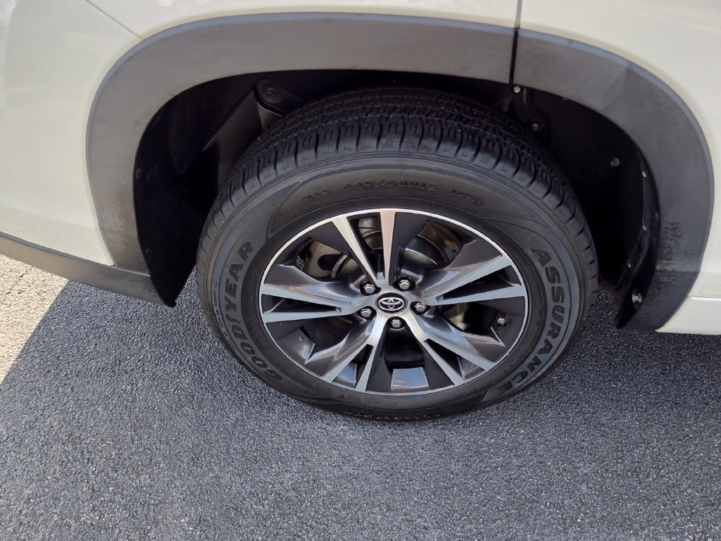 Used 2018 Toyota Highlander LE FWD image 14