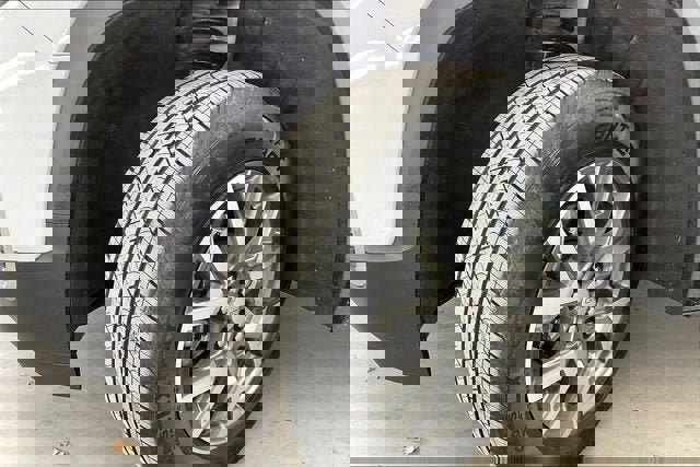 Used 2023 GMC Acadia SLE w/ Driver Convenience Package image 33