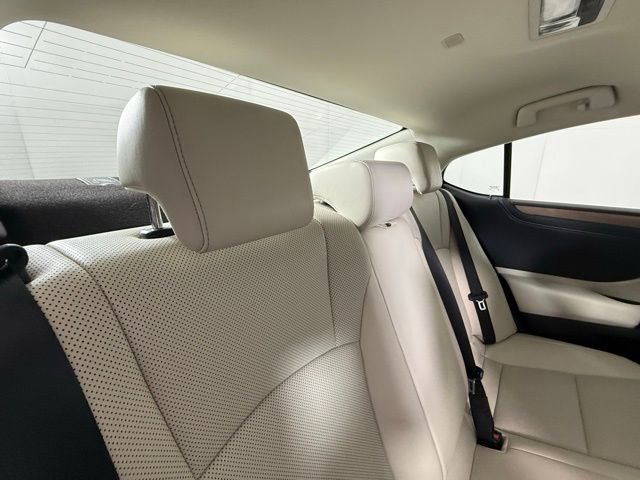 Used 2025 Lexus ES 300h w/ Premium Package image 29